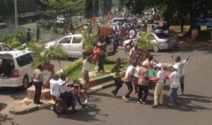People celebrating Nkurunziza' s arrival in Bujumbura