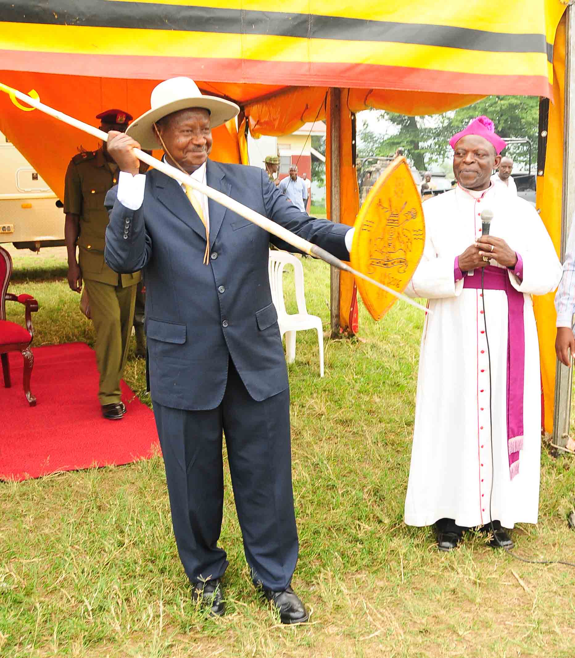 Museveni later commissioned a government funded six classroom block and a library at Bwera Secondary School.