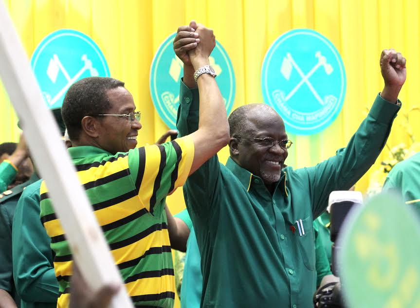 Tanzanian President Jakaya Kikwete congratulates incoming CCM flag bearer, Dr John Bompe Magufuli after he defeated Lowassa in internal party elections. 