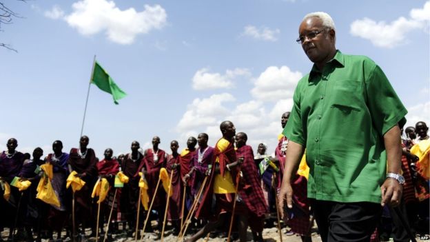 Tanzania's Edward Lowassa (r) has abandoned the bright green colours of the CCM to join the opposition.