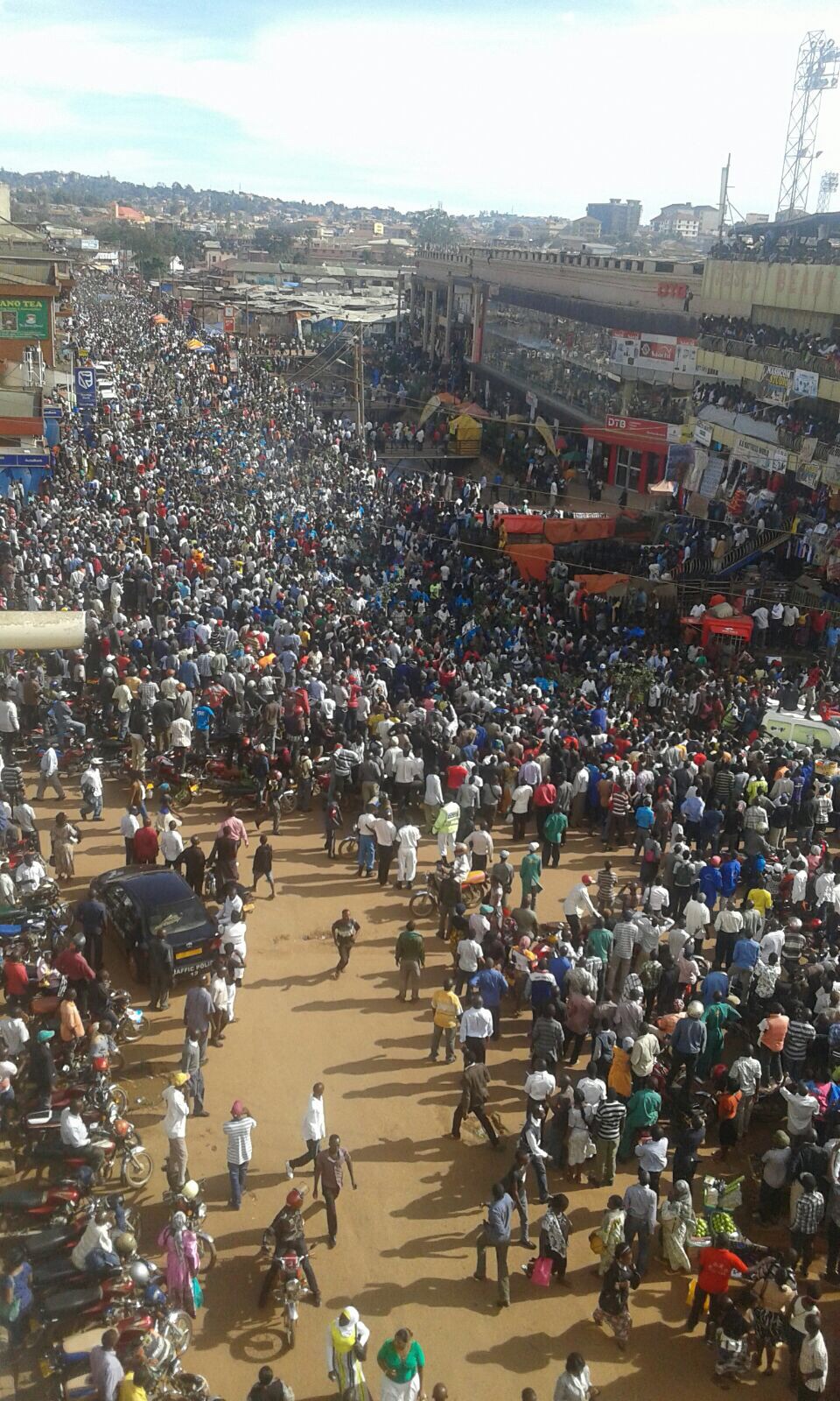 Besigye pulled a mammoth crowd on Wednesday afternoon that paralyzed business in Kampala.