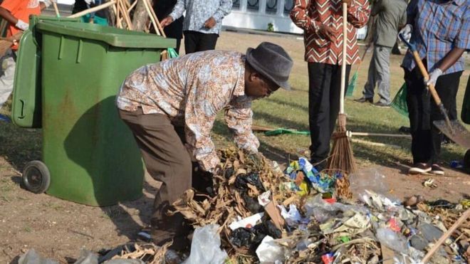Mr Magufuli picked up rubbish from the street outside State House as part of the scheme, which he had ordered to replace Independence Day celebrations.